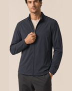 Chaqueta técnica azul marino con cremallera visible y bolsillo con cremallera en el pecho