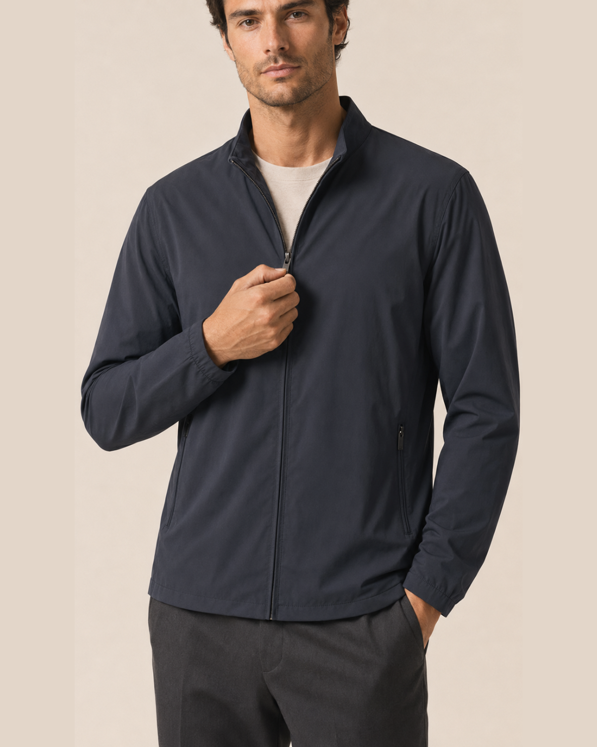 Chaqueta técnica azul marino con cremallera visible y bolsillo con cremallera en el pecho