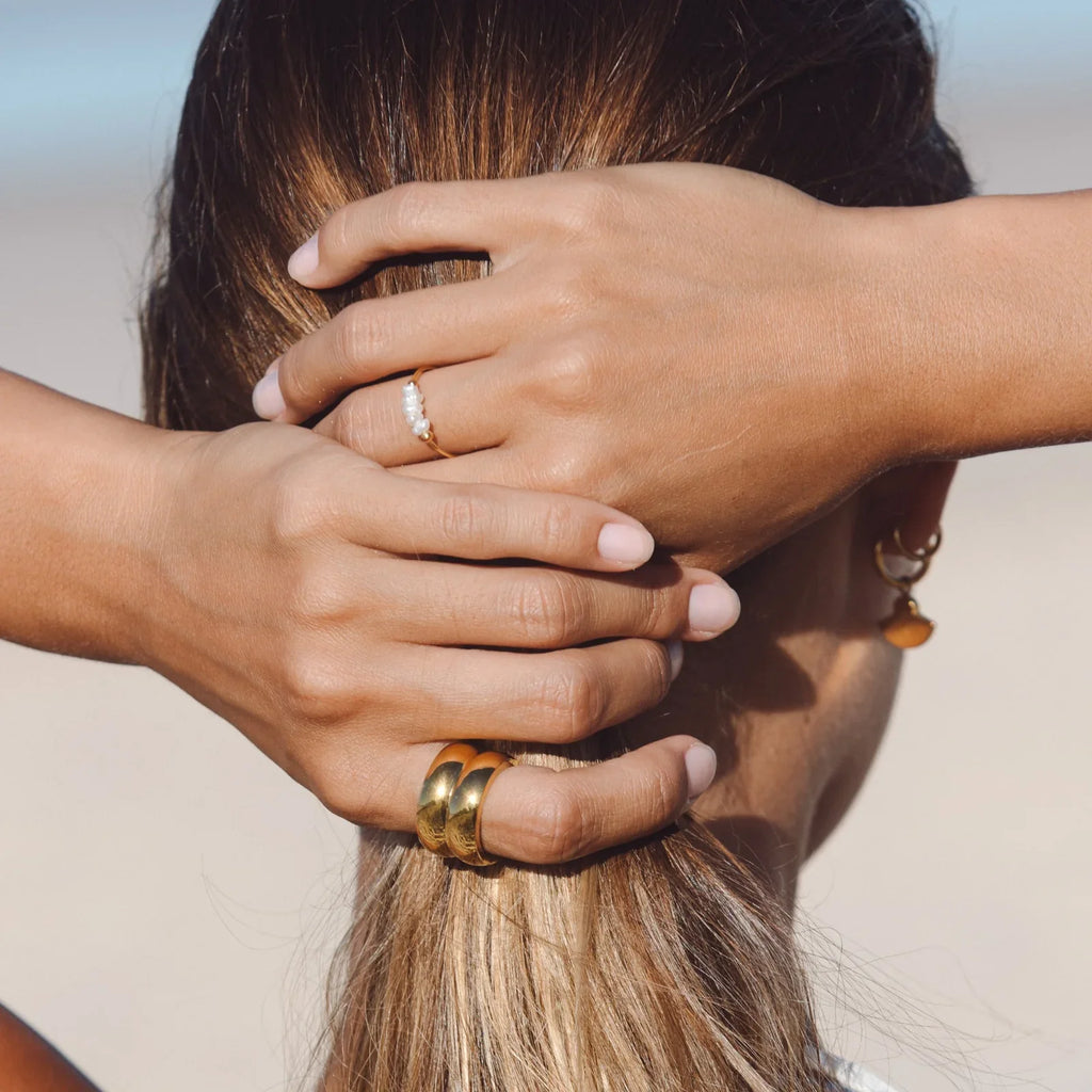 Anillo dorado con mini perlas blancas en fila, banda ajustada
